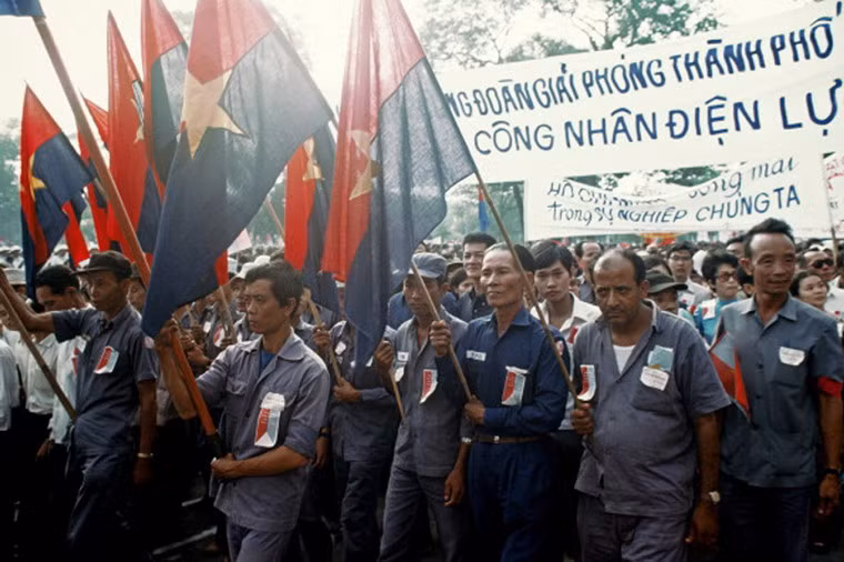 Hàng vạn người thuộc đủ mọi tầng lớp dân chúng có mặt trước Dinh Độc Lập tham dự buổi đại lễ mừng chiến thắng.
