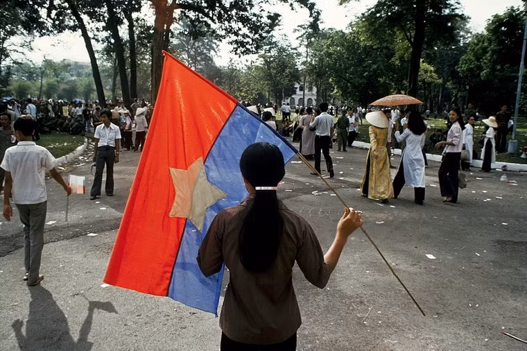 Nhiều người vẫn cầm trong tay lá cờ của Mặt trận Giải phóng.