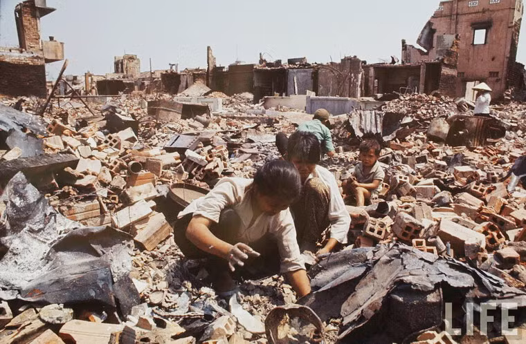 Những khu dân cư đã biến thành gạch vụn ở Sài Gòn trở thành nơi tìm kiếm phế liệu của nhiều người.