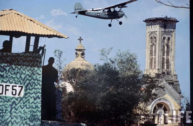 Máy bay hạng nhẹ của Mỹ bay qua nhà thờ Hạnh Thông Tây ở quận Gò Vấp.