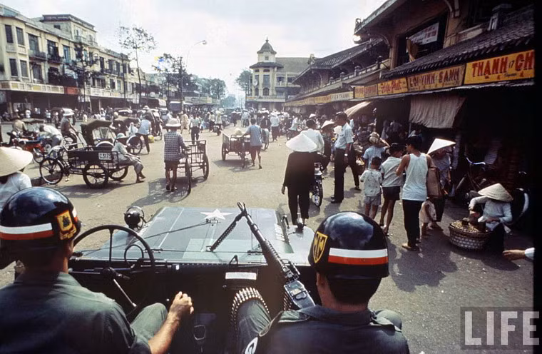 Quân cảnh Sài Gòn tuần tra ở khu vực chợ Bình Tây, quận 5.