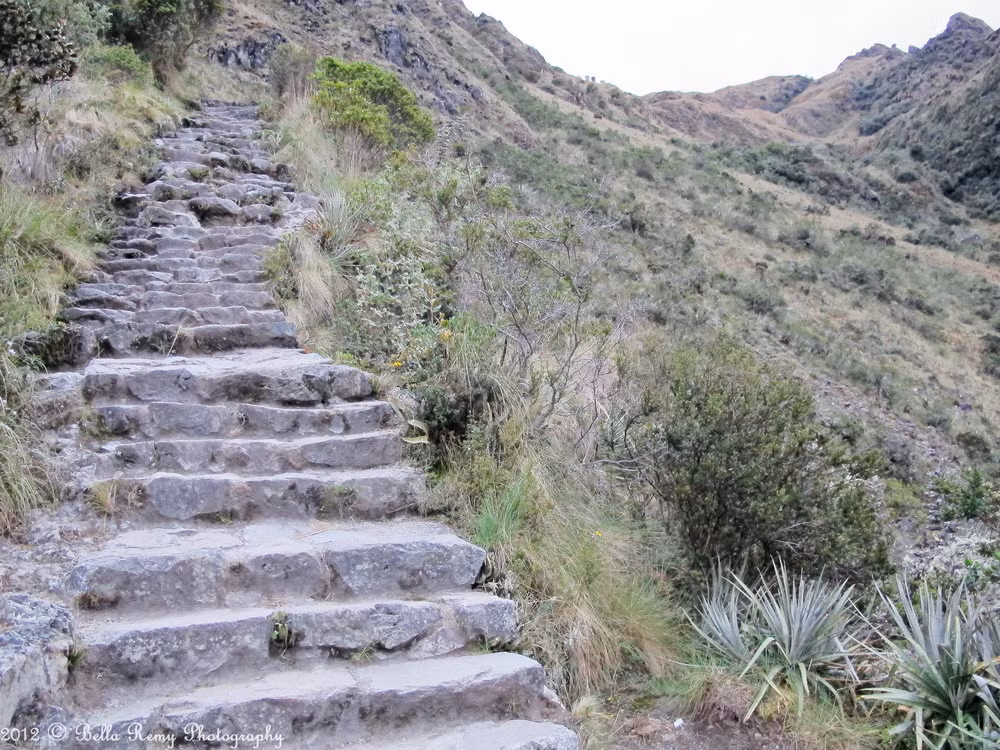 Tuy nhiên, để đảm bảo việc khai thác du lịch không ảnh hưởng tới di sản đường mòn, số lượng khách du lịch được chính phủ Peru quản lý rất chặt chẽ.