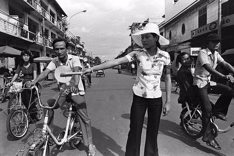 Điều tiết giao thông trên đường phố.