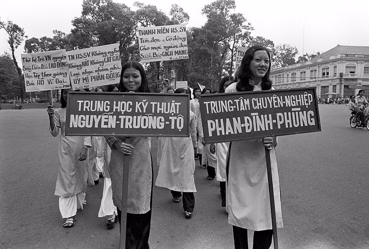 Các nữ sinh thành phố tham gia cuộc diễu hành.