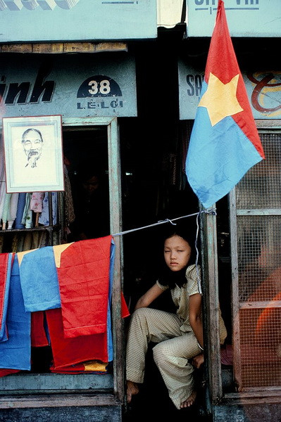 Những lá cờ được bày bán ở một hiệu may trên đường Lê Lợi.