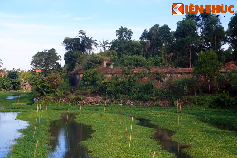 Ngày 7 tháng 2 năm 1968, một trong những vụ tập kích đường không hiếm hoi của Bắc Việt, 4 chiếc IL-14 của Không quân Nhân dân Việt Nam cất cánh từ Gia Lâm với mục tiêu ném bom đồn Mang Cá nhưng thất bại do không định vị được mục tiêu, kết quả 3 chiếc bay về an toàn, 1 chiếc bị rơi. Ảnh: Một góc của đồn Mang Cá Lớn - ngày nay nơi này là doanh trại quân đội.