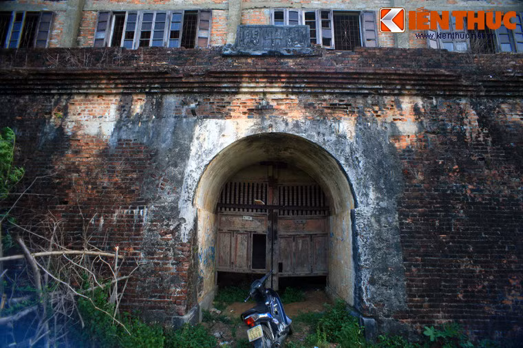 Nào năm 1886, Toàn quyền Paul Bert lại ép vua Đồng Khánh nhường thêm một khu đất ở bên trong góc Đông Bắc kinh thành để quân đội Pháp xây dựng doanh trại, đồn bốt... Người Huế đã gọi khu vực mở rộng này là Mang Cá Lớn, còn Trấn Bình đài cũ là Mang Cá Nhỏ. Từ đó, đồn Mang Cá trở thành tên chung cho cả hai khu vực này. Ảnh: Trấn Bình môn - cửa dẫn từ Mang Cá Nhỏ sang Mang Cá Lớn và nội thành.