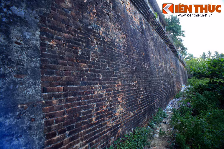 Năm 1968, trong trận Mậu Thân tại Huế, đây là nơi chứng kiến một trong những trận giao tranh ác liệt nhất trong chiến tranh Việt Nam. Ảnh: Đoạn tường thành phía ngoài đồn Mang Cá Lớn.