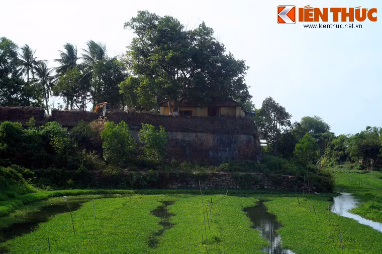 Ngày 7/2/1968, trong một trong những vụ tập kích đường không hiếm hoi của miền Bắc, bốn chiếc IL-14 của Không quân Nhân dân Việt Nam đã cất cánh từ Gia Lâm với mục tiêu ném bom đồn Mang Cá. Kế hoạch này đã không thành công do không định vị được mục tiêu. Ảnh: Đồn Mang Cá Lớn nhìn từ bên ngoài.