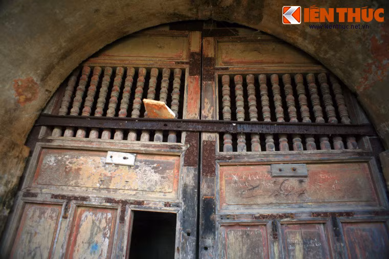 Ngày 5/7/1885, trong Trận Kinh thành Huế 1885, Tôn Thất Thuyết chỉ huy 20.000 quân tập kích vào đồn, tấn công 1.400 quân Pháp. Cuộc tấn công thất bại, Tôn Thất Thuyết đưa vua Hàm Nghi rút về Tân Sở (Quảng Trị) hạ chiếu Cần Vương. Ảnh: Cánh cửa gỗ có từ thời nhà Nguyễn của Trấn Bình môn.