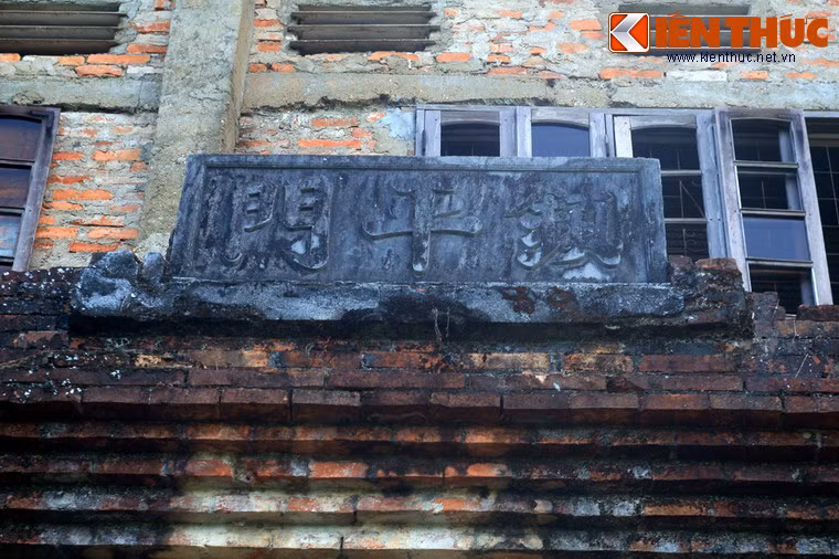 Trong lịch sử tồn tại của mình, đồn Mang Cá là nơi đã diễn ra nhiều trận đánh lớn. Ảnh: Tấm biển tên của Trấn Bình môn.