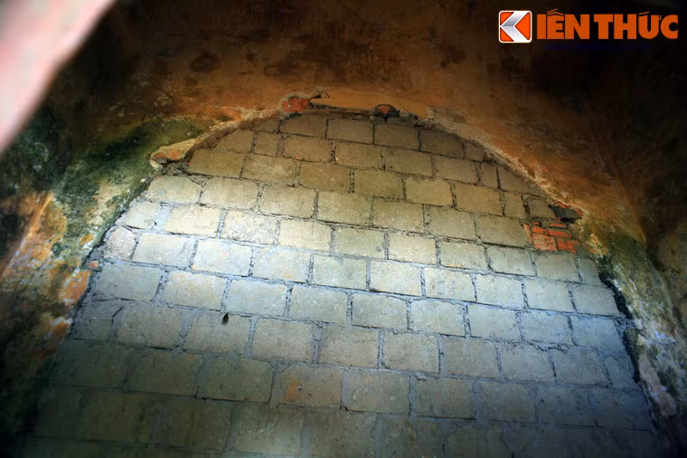 Sau khi thực dân Pháp rút về nước, đồn Mang Cá tiếp tục trở thành trại lính của quân đội chính quyền Sài Gòn. Ảnh: Cửa bên kia của Trấn Bình môn đã bị bịt kín.