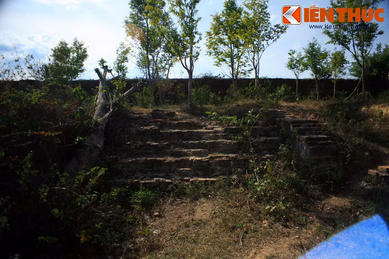 Trấn Bình đài được xây dựng theo kiểu Vauban, có chu vi 1.048 m, tường thành cao 5,10 m dày gần 15 m, ngoài thành có hào rộng 32 m và sâu 4,25 m. Tòa thành có hai cửa là Trấn Bình môn và Trường Định môn cùng 6 hệ thống bậc cấp dùng để đi lên tường thành. Ảnh: Dấu vết một hệ thống bậc cấp.