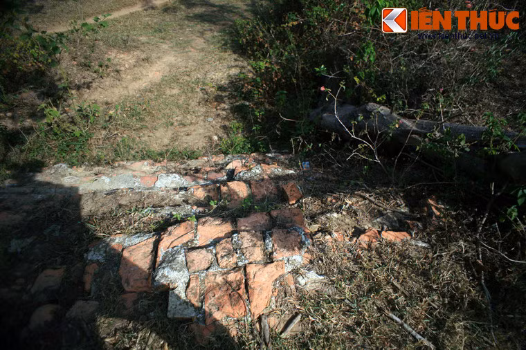 Trong quá trình thuộc địa hóa Việt Nam, người Pháp đã chiếm giữ Trấn Bình đài theo Hiệp ước Patenôtre ký với triều đình Huế năm 1884. Lúc đó, nơi đây vẫn được gọi là "thành Mang Cá". Ảnh: Nền móng của một khu nhà trong Trấn Bình đài.