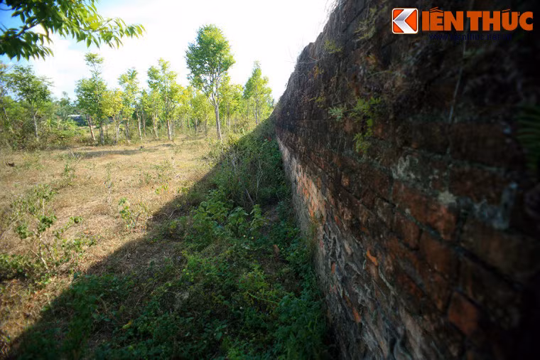 Từ đầu thời Gia Long, khu vực này đã có một vòng thành đắp bằng đất gọi là đài Thái Bình. Đến năm Minh Mạng thứ 17 (1836), vòng thành được xây lại bằng gạch và đổi tên là Trấn Bình đài. Ảnh: Một đoạn tường thành của Trấn Bình đài.