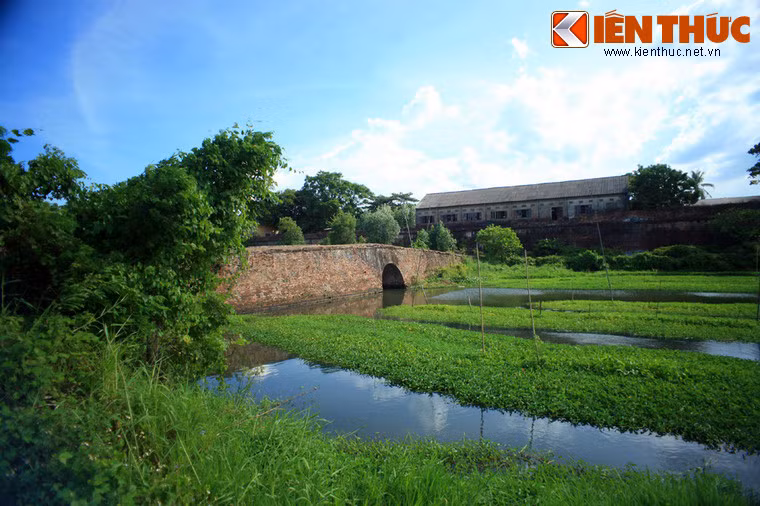 Trấn Bình đài được coi là một tòa thành phụ của kinh thành Huế, cách thành chính chỉ một đoạn hào chung. Nằm bên bờ sông Hương, tòa thành này trấn giữ vị trí trọng yếu của tuyến đường thủy từ cửa biển vào kinh thành. Ảnh: Hào nước ngăn cách Trấn Bình đài với khu nội thành.