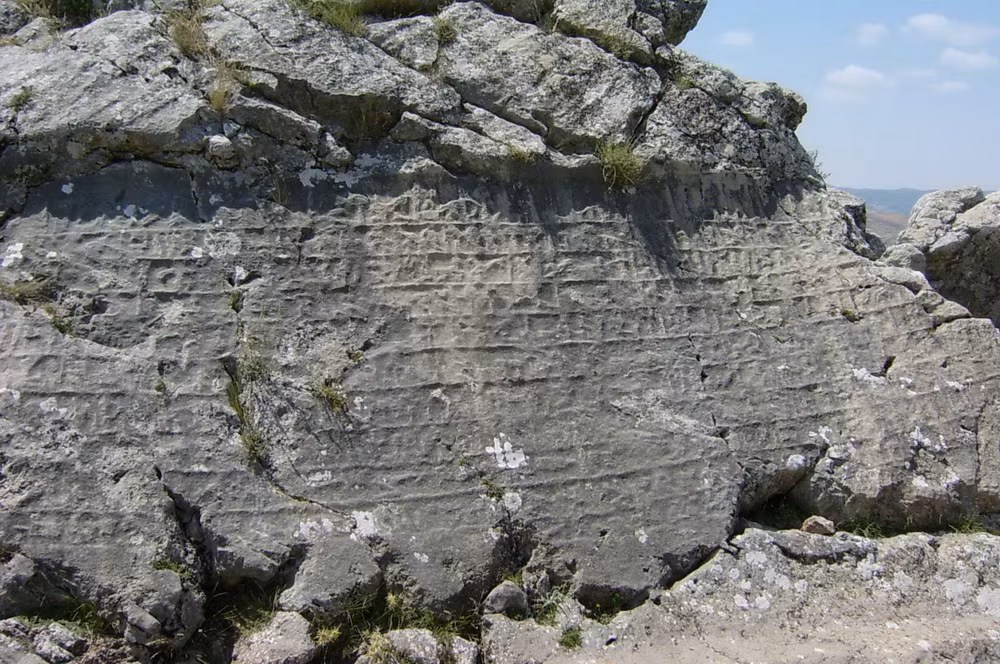 Nhưng di sản vĩ đại nhất mà các nhà khảo cổ tìm được ở thành phố này là khoảng 30.000 phiến đá có khắc chữ Hittite.