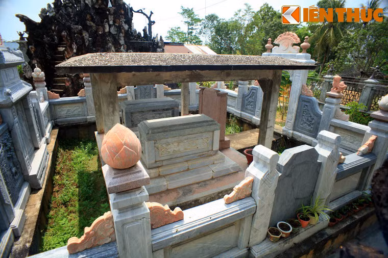 Các cột đá cũng được trang trí họa tiết đặc sắc như đầu lân, búp sen, lá cúc, các loại hoa quả miền Nam...