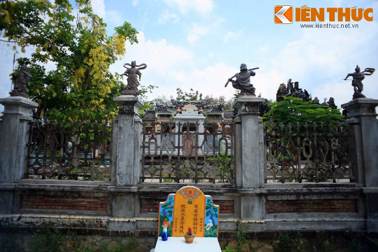 Theo lời của người dân trong vùng, lúc sinh thời Hội đồng Suông là một nhà từ thiện lớn của vùng Nam Kỳ lục tỉnh, thường xuyên giúp đỡ các tổ chức từ thiện xã hội, giúp đỡ người nghèo. Ông mất khi khu lăng mộ hoành tráng xây dựng cho cha mẹ vẫn còn dang dở.