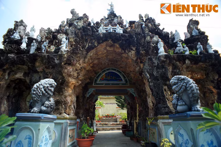 Hai bên mộ có hai hòn non bộ rất lớn được làm bằng đá ong,cũng là hai vòm cổng dẫn vào đền thờ phía sau mộ. Để thực hiện hai hòn non bộ này, ông Hội đồng Suông đã thuê hai nhóm thợ: Nhóm thợ Trung Quốc xây dựng hòn non bộ phía Đông (gọi là Đông Sơn Mộ), nhóm thợ người Việt từ Bắc vào xây dựng hòn non bộ phía Tây (gọi là Tây Sơn Mộ).