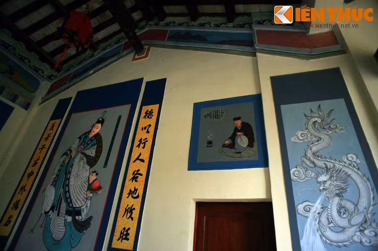 Các bức tường trong đền thờ bài trí nhiều tranh vẽ, câu đối, bài thơ...
