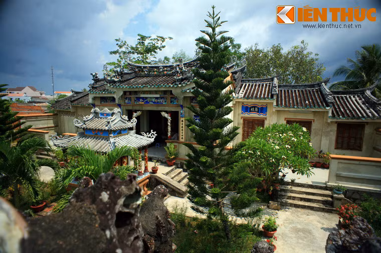 Đền thờ ở phía trong cùng của quần thể lăng mộ. Đây là một ngôi nhà hai gian ba chái, được xây dựng theo lối kiến trúc kiểu đình chùa truyền thống của người Hoa. Gian giữa là nơi thờ tự. Hai chái dành cho người ở để trông nom, hương khói cho khu mộ.