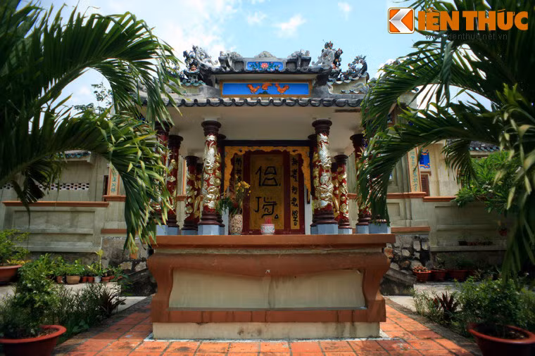 Trước đền thờ có long đình, là một kiến trúc hai tầng, tám mái uốn cong, diện tích, có 14 cột đỡ mái, trang trí hình rồng đắp nổi cuốn quanh cột. Trong long đình, có bàn thờ và bia thờ ghi công đức của người quá cố, viết theo lối chữ thảo.