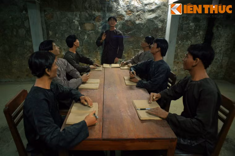 Cuối đường hầm là một căn phòng khá rộng. Năm 1941, tầng hầm này là nơi diễn ra cuộc họp của Tỉnh ủy Hậu Giang, sau đó thành lập Tỉnh ủy Lâm thời Rạch Giá, và trong hai cuộc kháng chiến còn là nơi ẩn náu của một số chiến sỹ cách mạng.