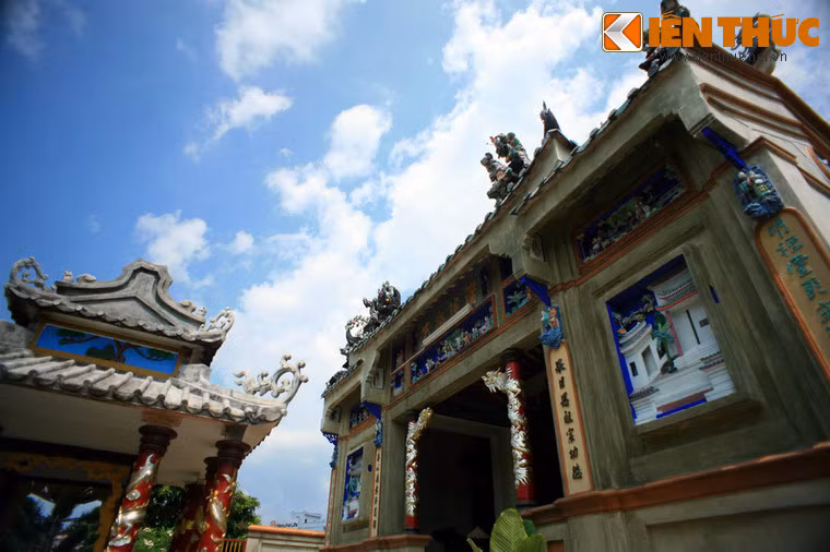 Vách tường ốp nhiều bức họa khảm sành sứ, miêu tả phong cảnh thiên nhiên và những huyền tích ở Trung Quốc.