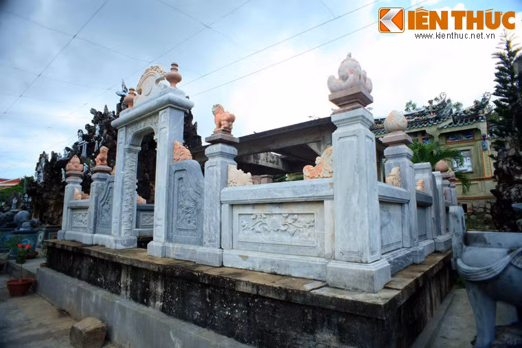 Khu lăng mộ cổ 3.000 lượng vàng là một quần thể kiến trúc phức tạp, với trung tâm là nơi đặt mộ phần có diện tích 7 x 7 m, được xây hoàn toàn bằng đá cẩm thạch nhập từ Italia. Cổng mộ cao 2,8 m, vòm cổng vòng cung, hai mặt đều có hình "lưỡng long triều nguyệt".