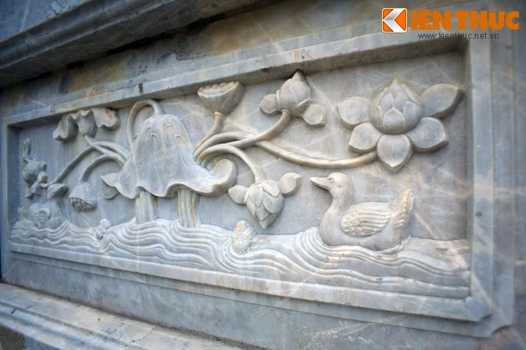 Tường bao bọc khu mộ được trang trí những phù điêu bằng cẩm thạch trắng được chế tác rất tinh xảo.