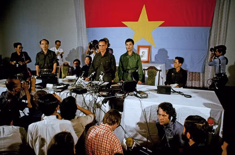 Tướng Trần Văn Trà trả lời phóng viên quốc tế trong buổi họp báo tổ chức ở Dinh Độc Lập.