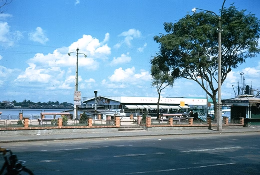 Nhà hàng nổi Mỹ Cảnh trên sông Sài Gòn.