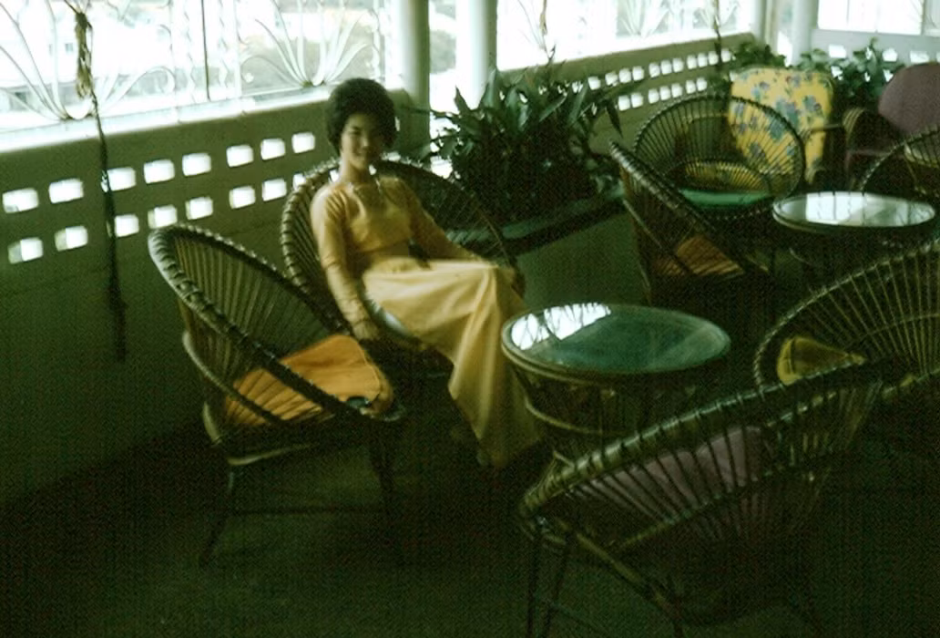 Thiếu nữ Sài Gòn trong một quán cà phê.