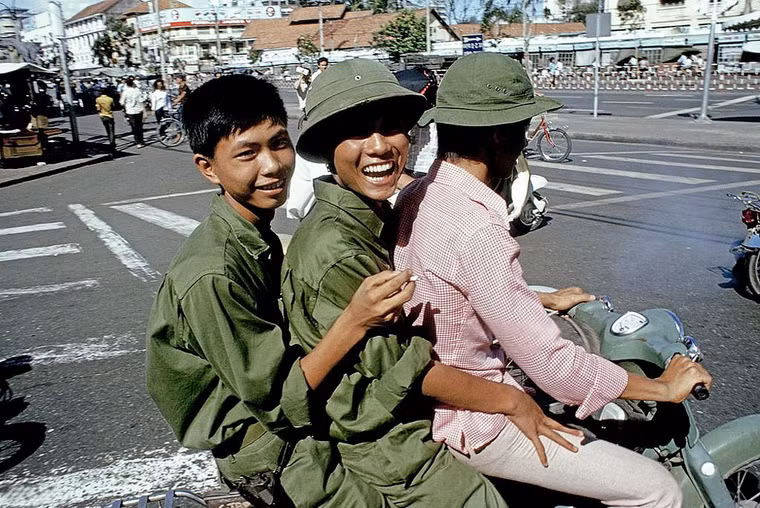 Các chiến sĩ "vi vu" trên đường phố Sài Gòn, ngã tư Nam Kỳ Khởi Nghĩa - Lê Lợi.