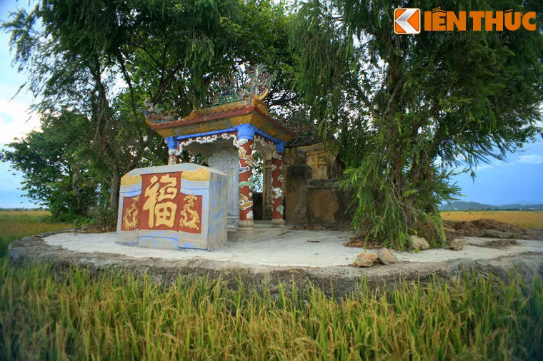 Cồn Miệu là một gò đất nằm giữa cánh đồng, vào mùa nước nổi trở thành một hòn đảo nằm giữa biển nước mênh mông. Trên cồn có một ngôi miếu cổ tuổi đời hàng thế kỷ.