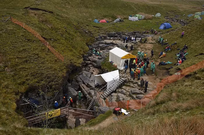 Khu vực dựng lán trại của đội thám hiểm để chuẩn bị xuống khám phá hang Gaping Gill. Mọi người ví khám phá bên trong hang như vào trung tâm của trái đất.