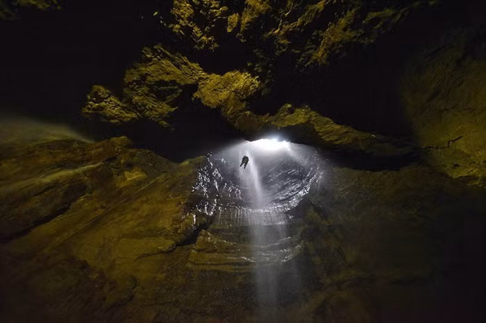  Gaping Gill là hang sâu nhất ở Anh. Hang này nằm ở Yorksie, với độ sâu lên đến 35m vừa được mở cửa đón các vị khách tới tham quan, khám phá.