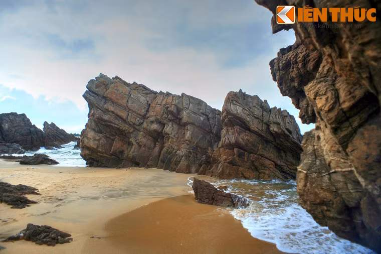 2. Nằm dưới chân đèo Lý Hoà, huyện Bố Trạch, tỉnh Quảng Bình, bãi Đá Nhảy là một thắng cảnh có một không hai tại dải đất miền Trung. Khu vực này là một phần của dãy núi đá bị biển xâm thực, với hàng nghìn mỏm đá muôn hình muôn vẻ nhấp nhô trên sóng nước.