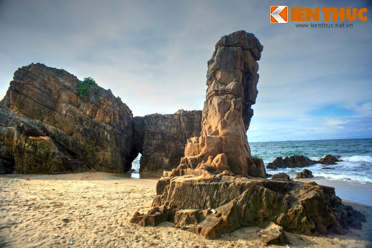 Nổi tiếng nhất ở bải Đá Nhảy là một cột đá mang hình Linga - biểu tượng của nam tính theo quan niệm của người Chăm - những cư dân từng sinh sống ở nơi đây nhiều thế kỷ trước....