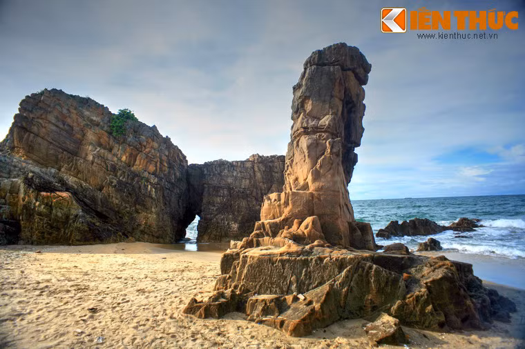 Nổi tiếng nhất ở bải Đá Nhảy là một cột đá mang hình Linga - biểu tượng của nam tính theo quan niệm của người Chăm - những cư dân từng sinh sống ở nơi đây nhiều thế kỷ trước....