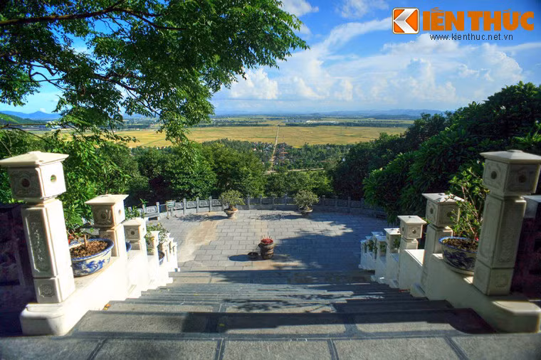 Đứng từ vị trí ngôi mộ có thể quan sát cả một vùng rộng lớn bao gồm huyện Nam Đàn, Hưng Nguyên, Thanh Chương, Đức Thọ, Hương Sơn... là những nơi có nhiều di tích lịch sử, văn hoá nổi tiếng của xứ Nghệ.