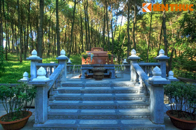 Ngoài mộ bà Hoàng Thị Loan, trên núi Động Tranh còn có mộ cụ Hà Thị Hy, bà nội của Chủ tịch Hồ Chí Minh.