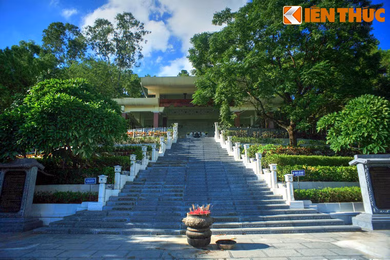 Từ năm 1984 - 1985, ngôi mộ của bà Hoàng Thị Loan đã được xây mới theo hình một khung cửi khổng lồ. Đến những năm 2000, từ chỗ chỉ đơn thuần là một ngôi mộ, cả khu vực đã được xây dựng thành một khu tưởng niệm rộng lớn.