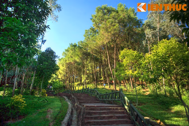 Mộ của bà Hoàng Thị Loan nằm ở lưng chừng núi, vị trí do ông Nguyễn Sinh Khiêm (anh ruột Chủ tịch Hồ Chí Minh) chọn lựa vào cuối năm 1941, sau khi ông ra khỏi nhà tù của thực dân Pháp. Vị trí này nằm không xa làng Hoàng Trù - quê ngoại của bà Hoàng Thị Loan.