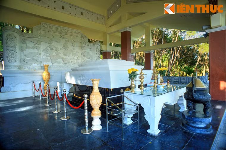 Mộ phần của bà Hoàng Thị Loan được ốp bằng những phiến đá khai thác tại địa phương, nằm ở độ cao khoảng 100m so với chân núi.