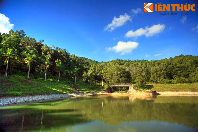 Không chỉ là một địa danh tâm linh thiêng liêng, khu di tích mộ bà Hoàng Thị Loan còn cuốn hút du khách với khung cảnh thiên nhiên thơ mộng.