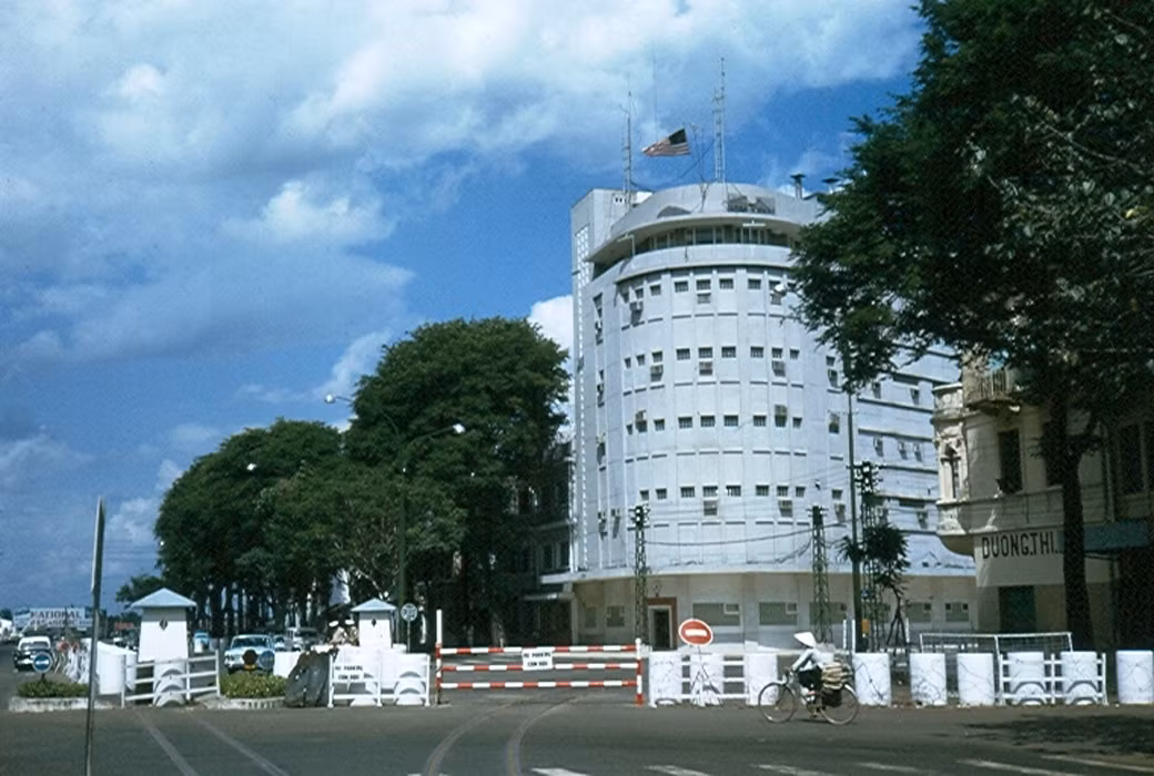 Tòa Đại sứ Mỹ góc đường Hàm Nghi - Võ Di Nguy (nay là đường Hồ Tùng Mậu).