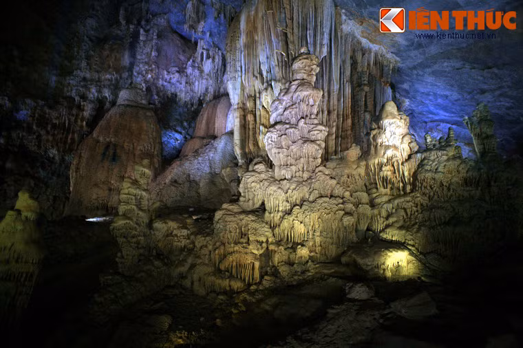 Động Thiên Đường có bề mặt khá bằng phẳng nên rất thuận lợi cho việc tham quan và thám hiểm.