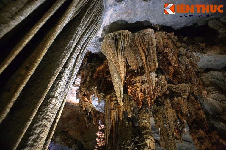 Chính vì vẻ đẹp của nhũ đá và măng đá trong hang, động đã mang tên là Thiên Đường.